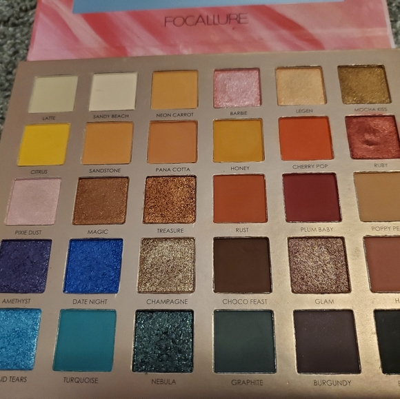 Focallure Endless Possibilities Eyeshadow Palette - Picture 3 of 3